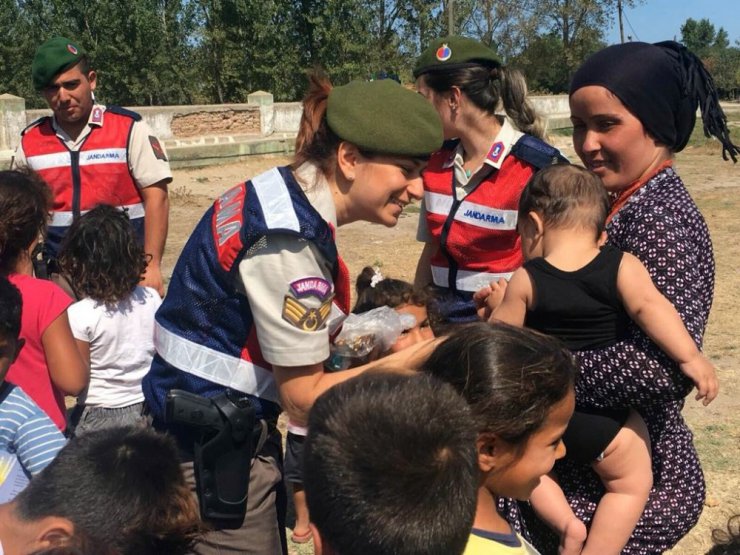 Jandarma mevsimlik işçileri unutmadı