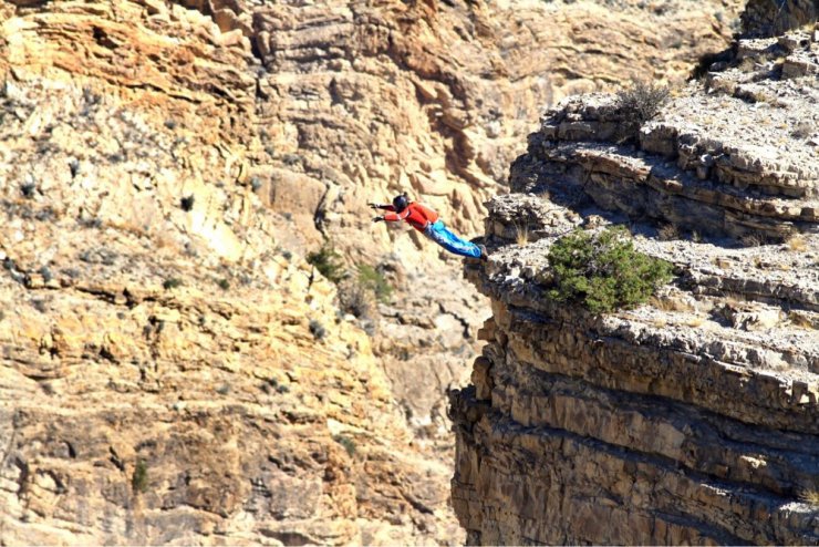 Base jump sporcusu Koçak, önüne çıkan her yerden atlamak istiyor