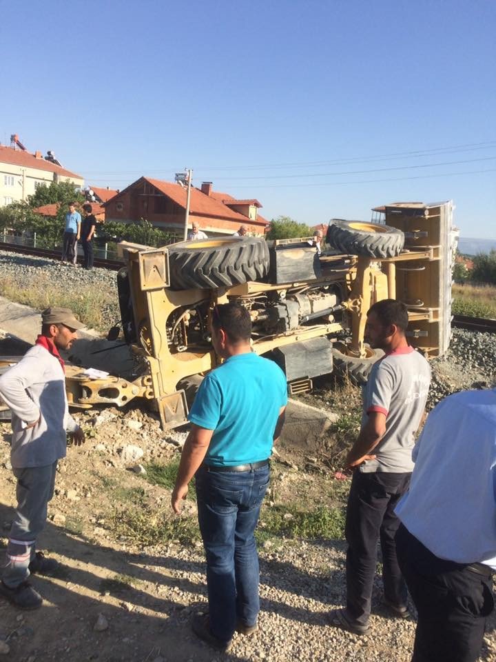 Tren hemzemin geçitte iş makinesine çarptı