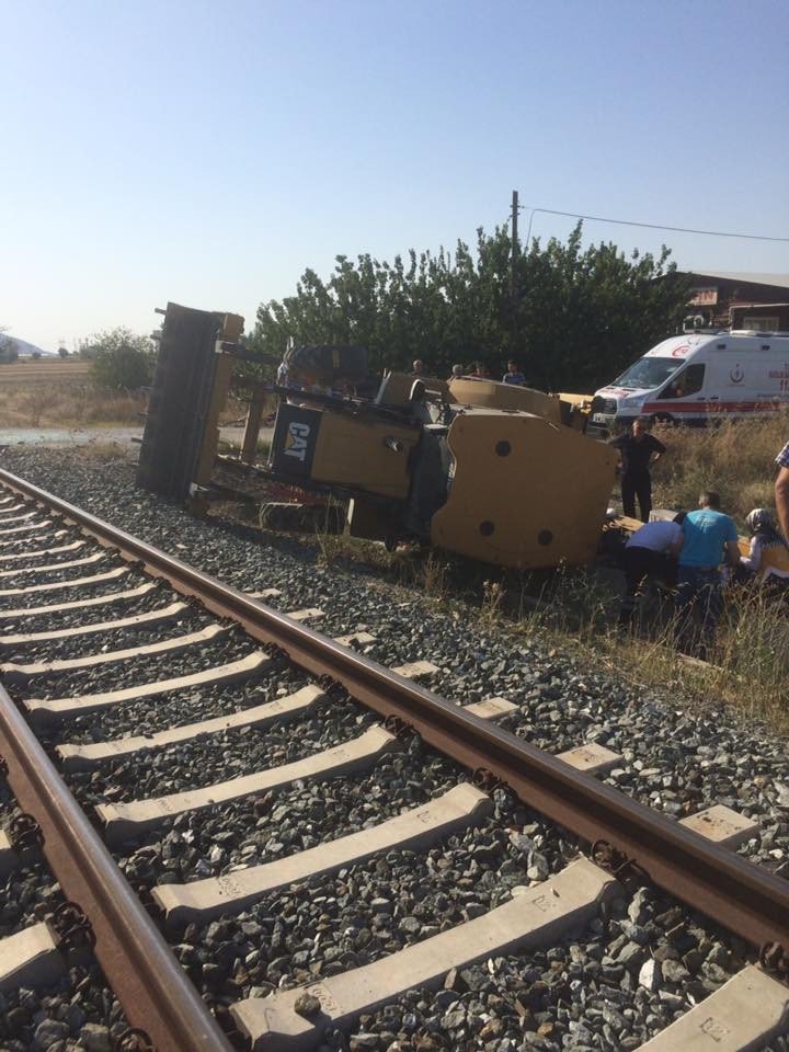 Tren hemzemin geçitte iş makinesine çarptı