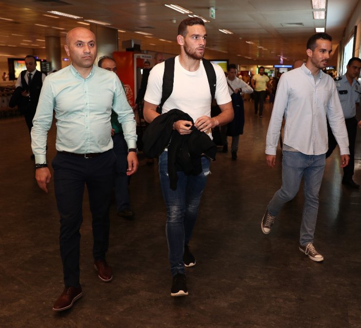 Fenerbahçe’nin yeni transferi Janssen, İstanbul’a geldi