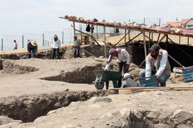 Harput Kalesi, tarihe ışık tutuyor