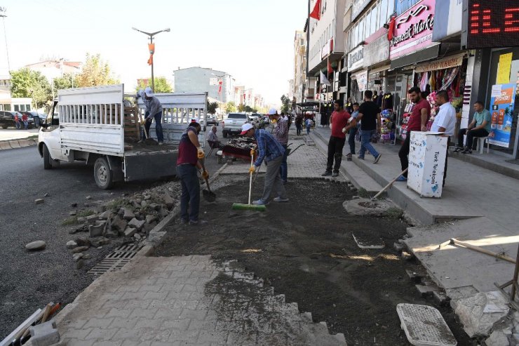 Muş Belediyesi tahribatları onarıyor