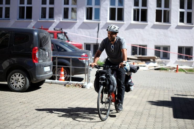 İranlı akademisyenler ‘barış ve dostluk’ için pedal çeviriyorlar