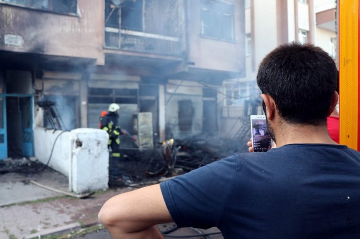 Bina yandı vatandaş canlı yayın yaptı