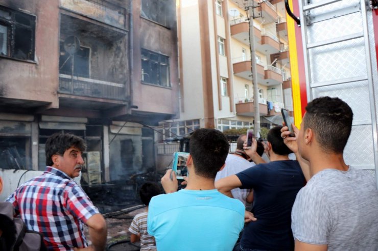 Bina yandı vatandaş canlı yayın yaptı