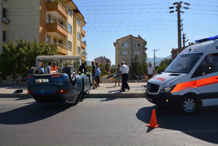 Uykusuz yola çıktı, takla attı