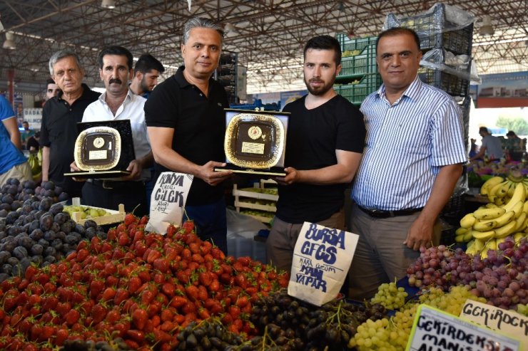 Muratpaşa’da ‘Örnek pazarcılara’ plaket