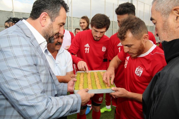 Zabıtadan, Sivassporlu futbolculara baklava ikramı