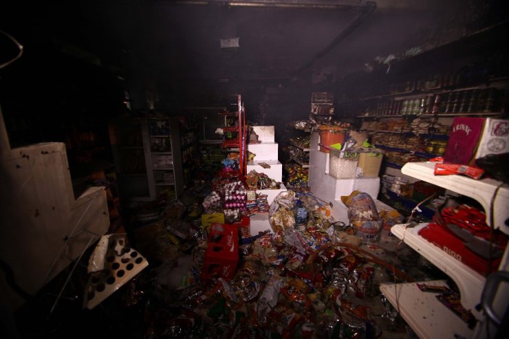 Alevler içinde yanan marketin sahipleri itfaiye erlerine saldırdı