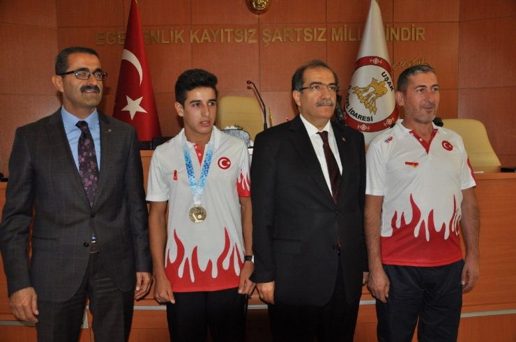 Vali Demir’den Uşaklı Avrupa şampiyonu Mehmet Çelik’e ödül
