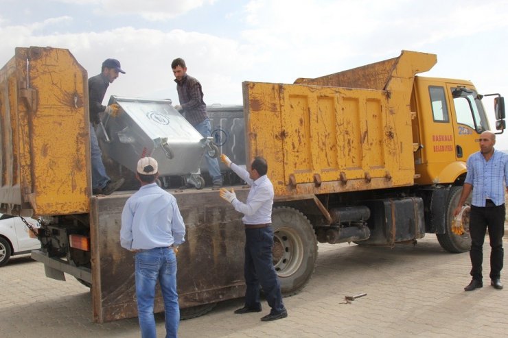 Başkale’ye 600 adet yeni çöp konteyneri