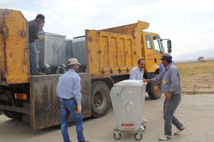 Başkale’ye 600 adet yeni çöp konteyneri