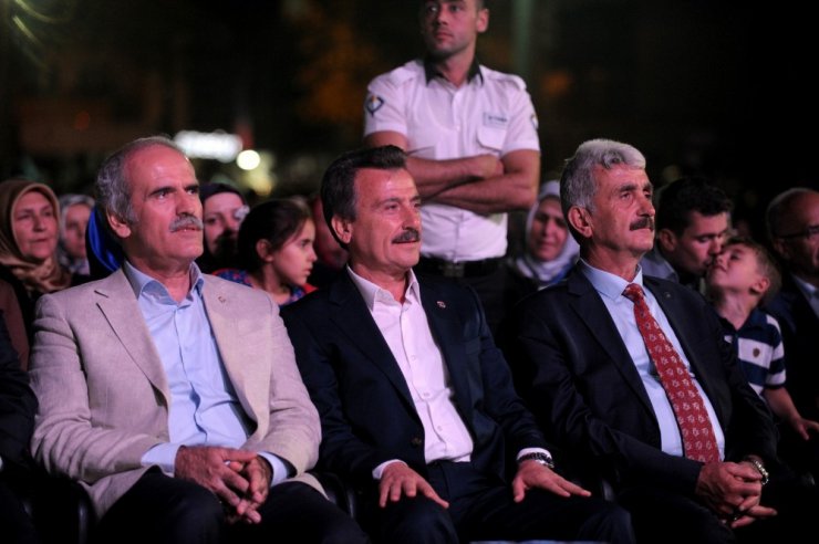 Yenişehir biber festivalinin son gecesinde Mustafa Keser sahne aldı