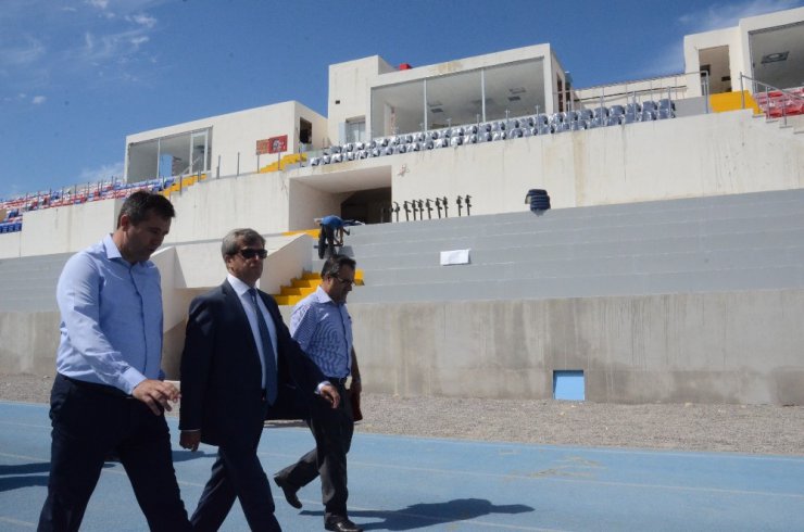 Vali Çınar ve beraberindeki heyet stadı inceledi