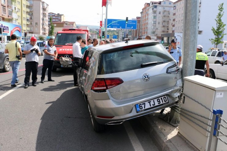 Tırın çarptığı otomobil refüje çıktı: 1 yaralı