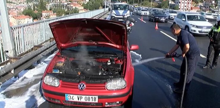 15 Temmuz Şehitler Köprüsü’nde yanan araç trafiği olumsuz etkiledi