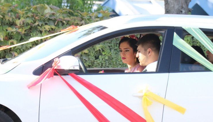 Düğün konvoyunda PKK paçavrası alarmı