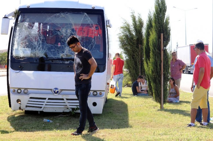 Antalya’da otel servis minibüsü devrildi: 5 yaralı