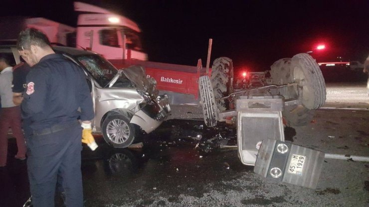 Kamyonet ile traktör çarpıştı: 6 yaralı