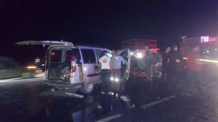 Kamyonet ile traktör çarpıştı: 6 yaralı