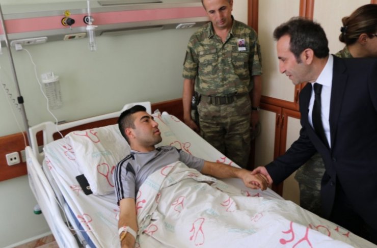 Vali Mantı, yaralı askeri ziyaret etti