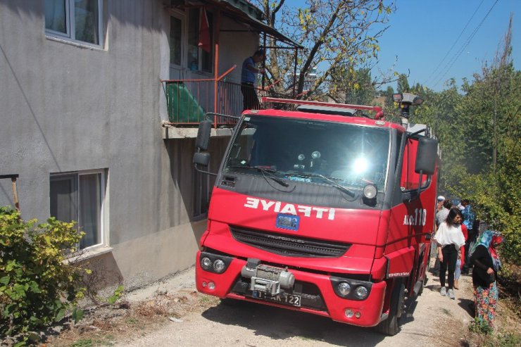 Balkon yangını büyümeden söndürüldü
