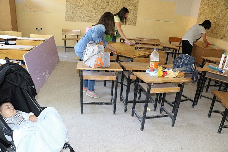 Köy okulunda öğretmenlerden hummalı temizlik çalışması