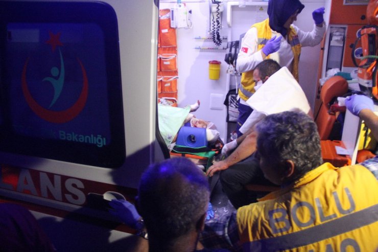 Direksiyon hakimiyetini kaybeden sürücü su kanalına uçtu: 2 yaralı