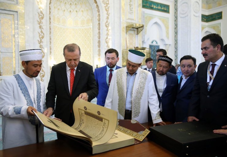 Cumhurbaşkanı Erdoğan’dan Kazakistan’da cami ziyareti