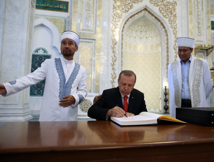 Cumhurbaşkanı Erdoğan’dan Kazakistan’da cami ziyareti