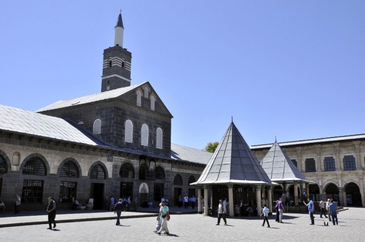 Tarihi mekanlar ziyaretçi akınına uğradı