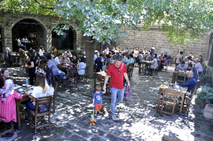 Tarihi mekanlar ziyaretçi akınına uğradı