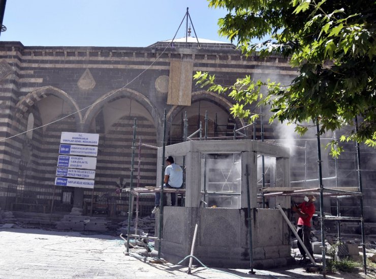 Parlı Sefa Cami ve medresesi restorasyonu devam ediyor