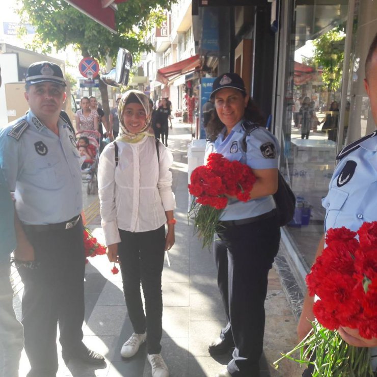 Düzce’de zabıtadan esnafa çiçek