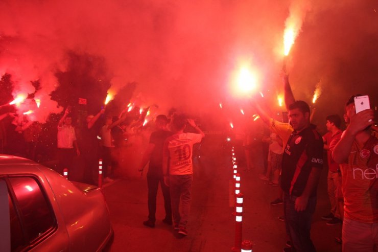 Galatasaray, Antalya’da coşkuyla karşılandı
