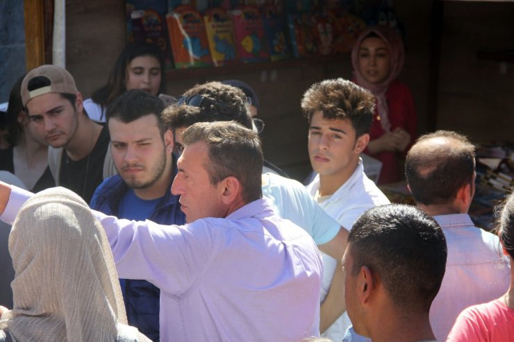 İnternet fenomeninden ağzındaki sakızı istediler