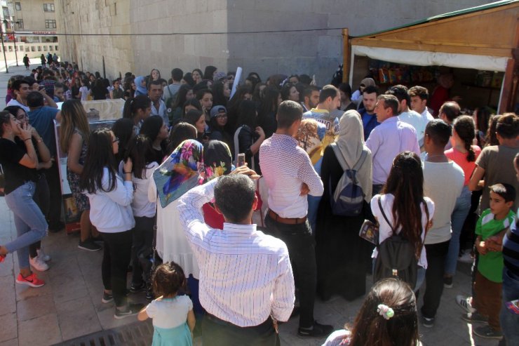 İnternet fenomeninden ağzındaki sakızı istediler