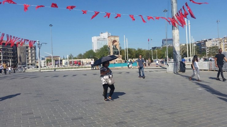 Taksim’de vatandaşların sıcakla imtihanı