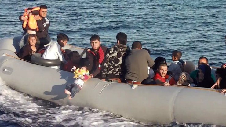 40 göçmen denizde nefes kesen operasyon sonucu yakalandı