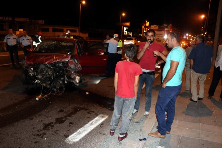 Otomobiller çarpıştı: 4 Yaralı