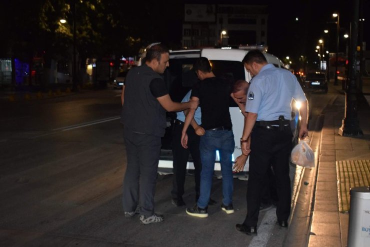 Valinin makam aracının önüne atladı