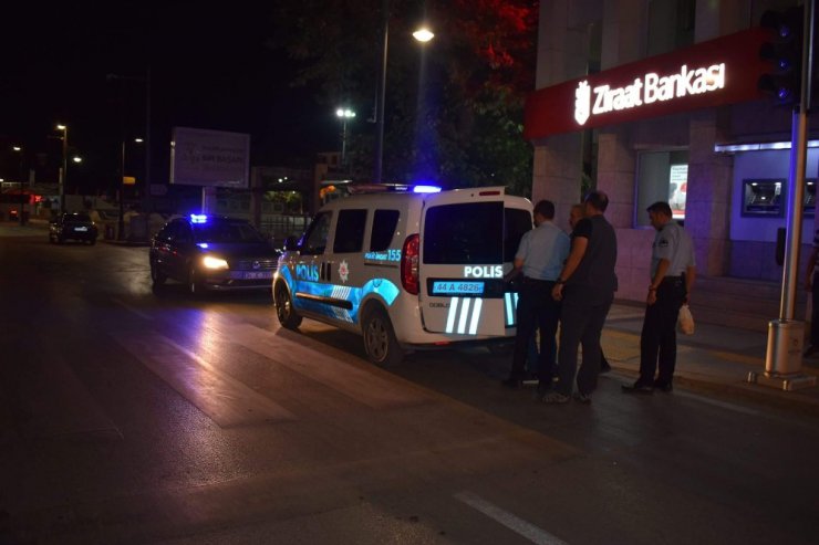 Valinin makam aracının önüne atladı