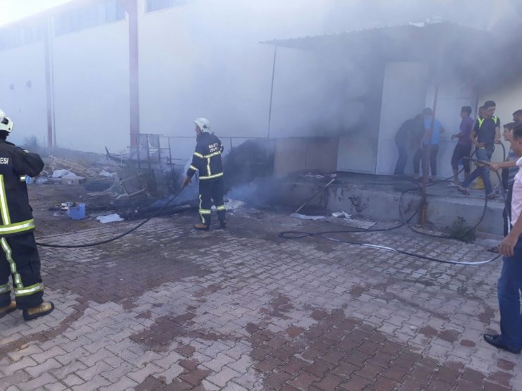 Fabrika yangını büyümeden kontrol altına alındı
