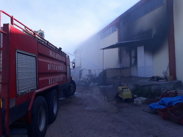 Fabrika yangını büyümeden kontrol altına alındı
