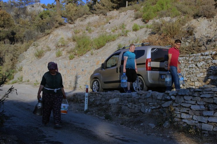 Zeytinköy’de inek ve tavukları hariç her şeyini kaybeden kadın evini terk etmiyor