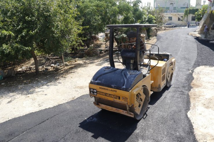 Akdeniz’de 5 mahalleye 8 ton asfalt
