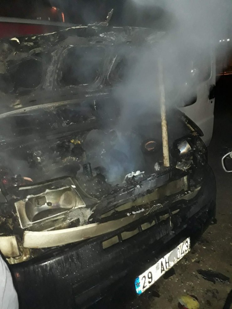 Elektrik kontağından çıkan yangın otomobil yaktı