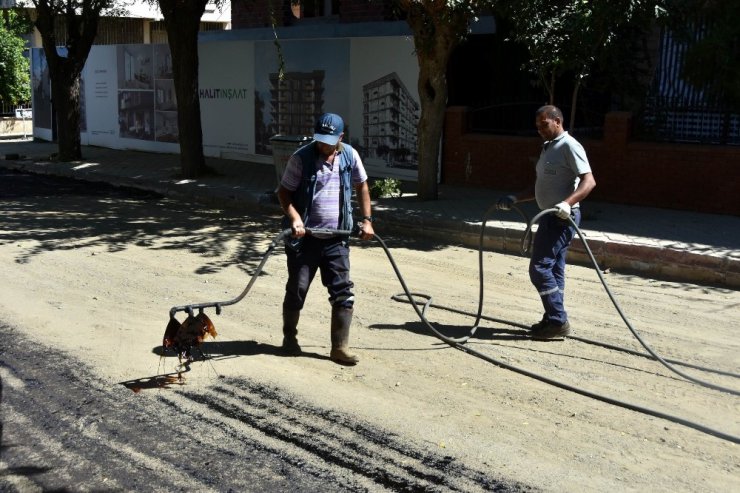 Salihli’de asfalt çalışmalarına devam ediliyor