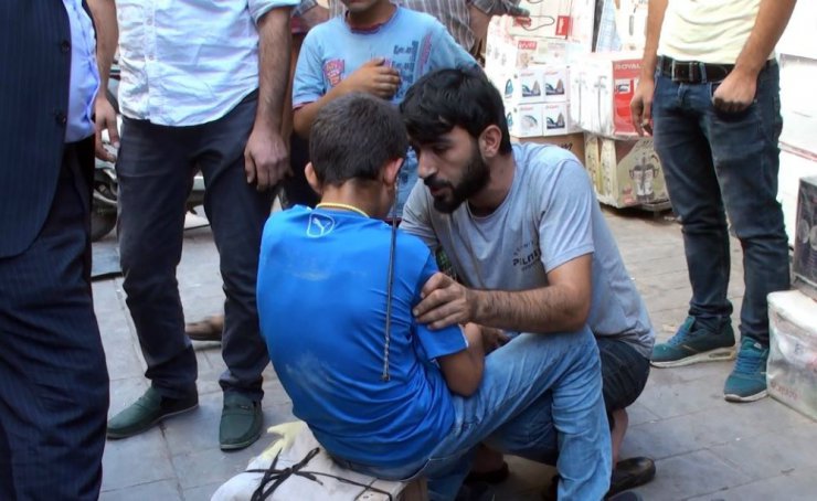 9 yaşındaki çocuk kızdığı kardeşinin kulağına kebap şişi sapladı